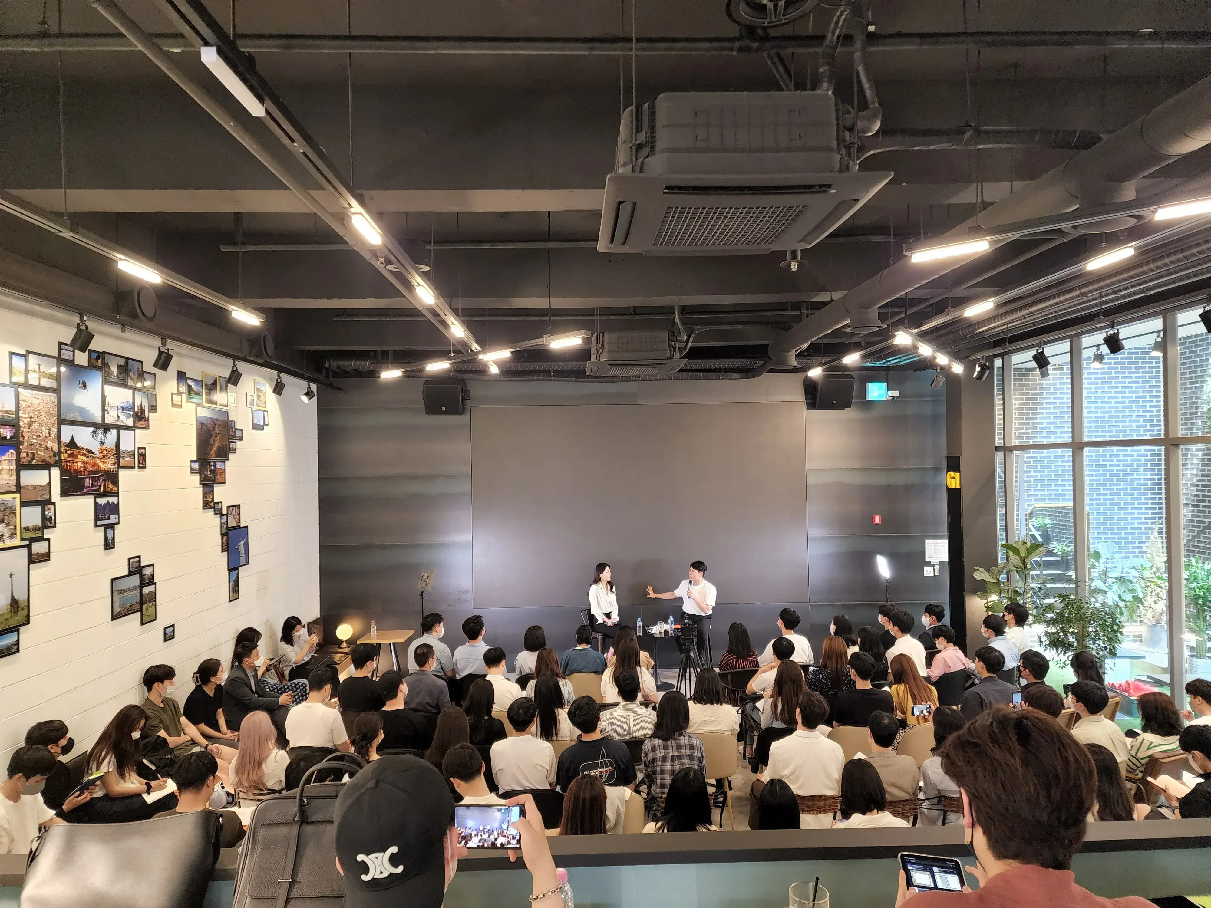 0e95682ead476b0e5907377d16e726fe_1659493191_1971.jpg 11주 연속 베스트 셀러 1위 역행자의 저자 (북토크 때)